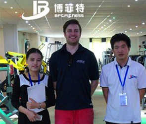 加拿大客户来草莓直播在线观看免费播放高清公司采购室内健身器材