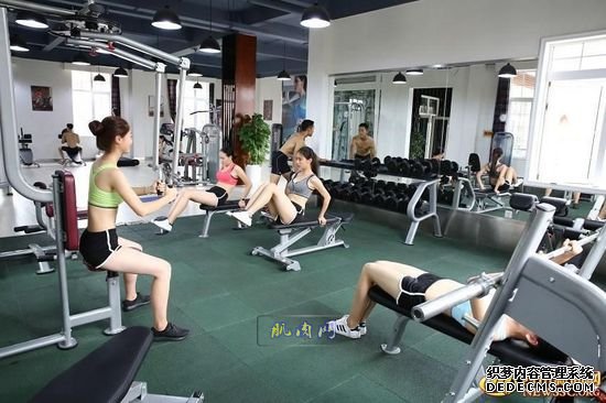 长腿、翘臀的完美身材美女哪里多集中？除了春熙路，可能也就是四川西南航空职业学院健身房了。近日，该校一组美女健身房性感照片走红网络，时尚炫酷高大上的健身房加长腿翘臀完美身材的俏空姐，让网友观后直呼：“看美女不用去春熙路被暴晒了，到西航健身房吹着空调撩师妹去。”