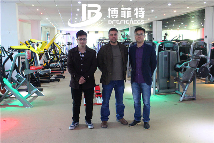 黎巴嫩客户来中国广州草莓直播在线观看免费播放高清健身器材有限公司进口健身器材