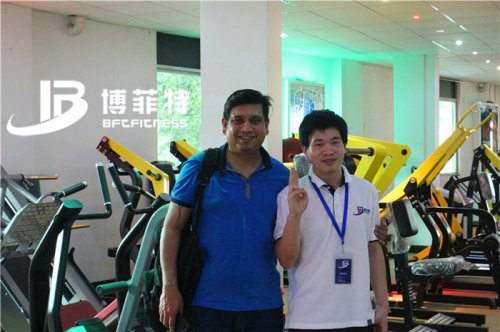 巴林客户来草莓直播在线观看免费播放高清公司采购室内健身器材