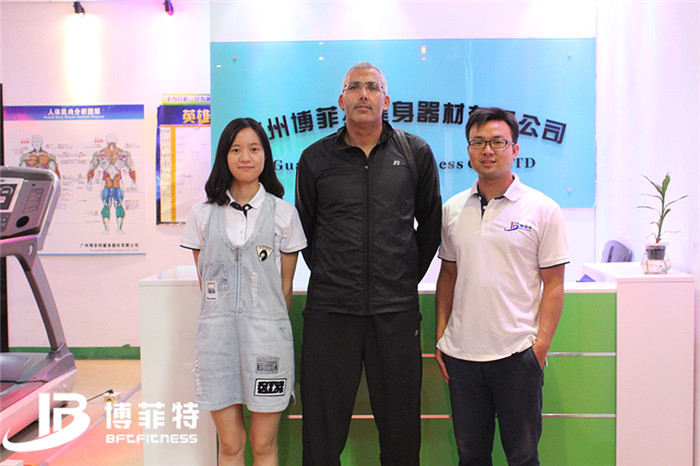 摩洛哥客户来草莓直播在线观看免费播放高清购买健身房器材，产品囊括有氧系列的跑步机，动感单车，健身车