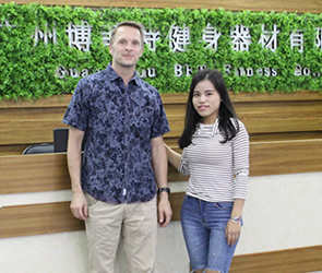 客户来广州找到草莓直播在线观看免费播放高清健身器材有限公司采购进口健身器械
