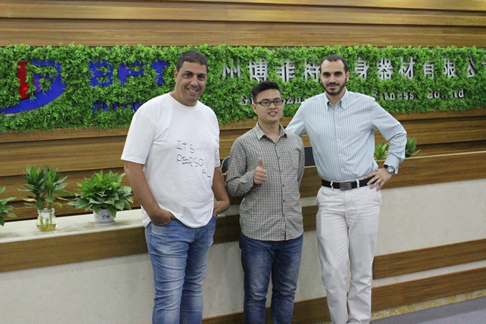 以色列客户来草莓直播在线观看免费播放高清健身器材工厂采购商用健身器械