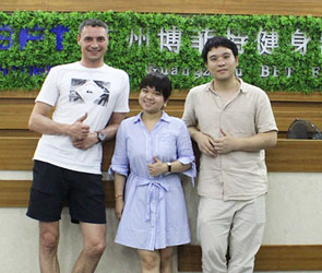 俄罗斯客户来中国找健身房器材草莓视频色版APP