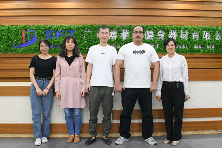 沙特客户来中国采购草莓直播在线观看免费播放高清健身器材