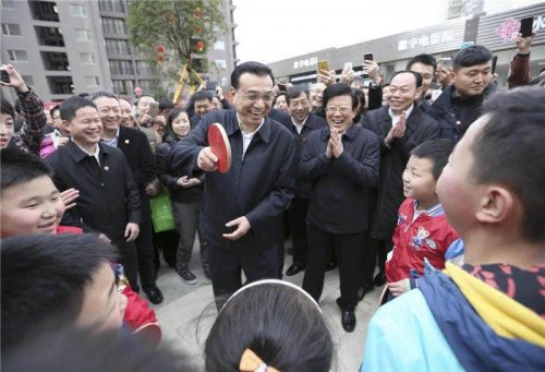 李克强：重点建设好群众身边的健身场地